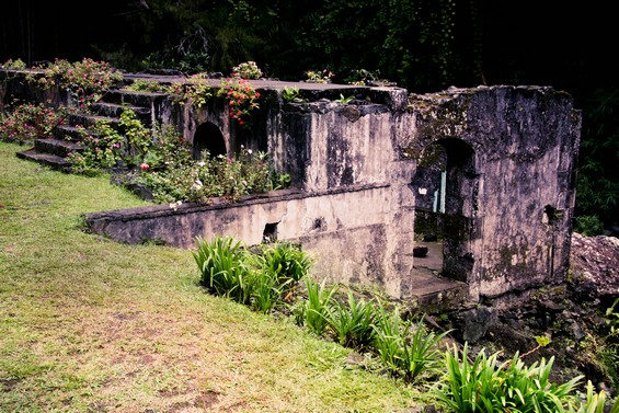 Reunion, Anciens Thermes d'Hell-Bourg. les ruines des thermes